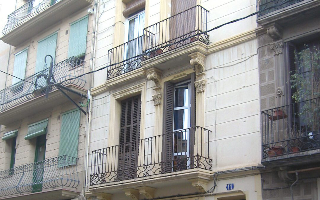 Restauración de fachada principal de vivienda unifamiliar entre medianeras c Ruiz de Padrón