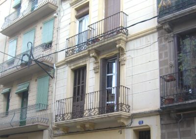 Restauración de fachada principal de vivienda unifamiliar entre medianeras c Ruiz de Padrón